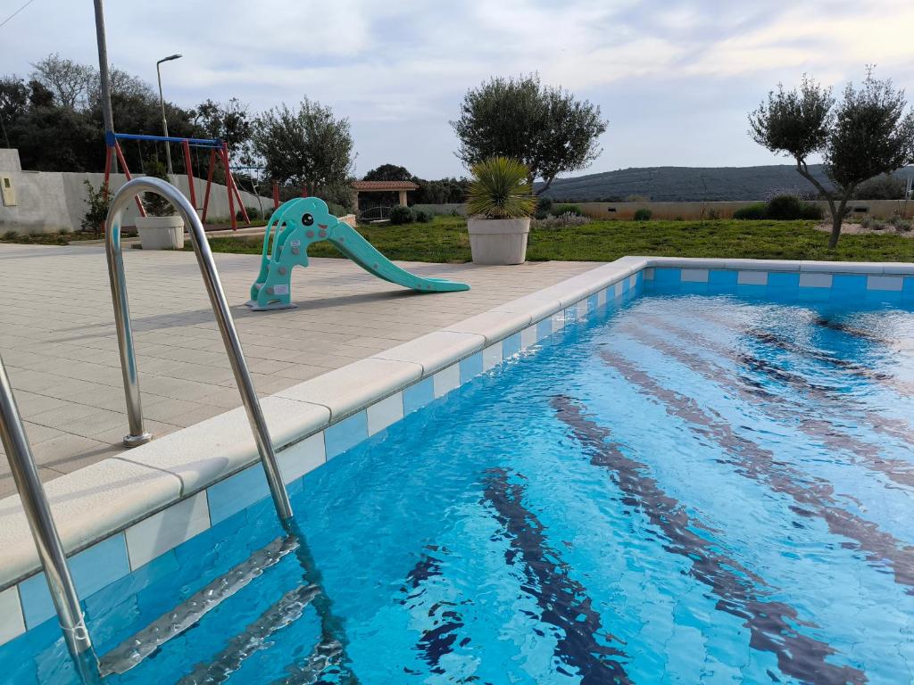 Bazén v ubytování House with pool nebo v jeho okolí