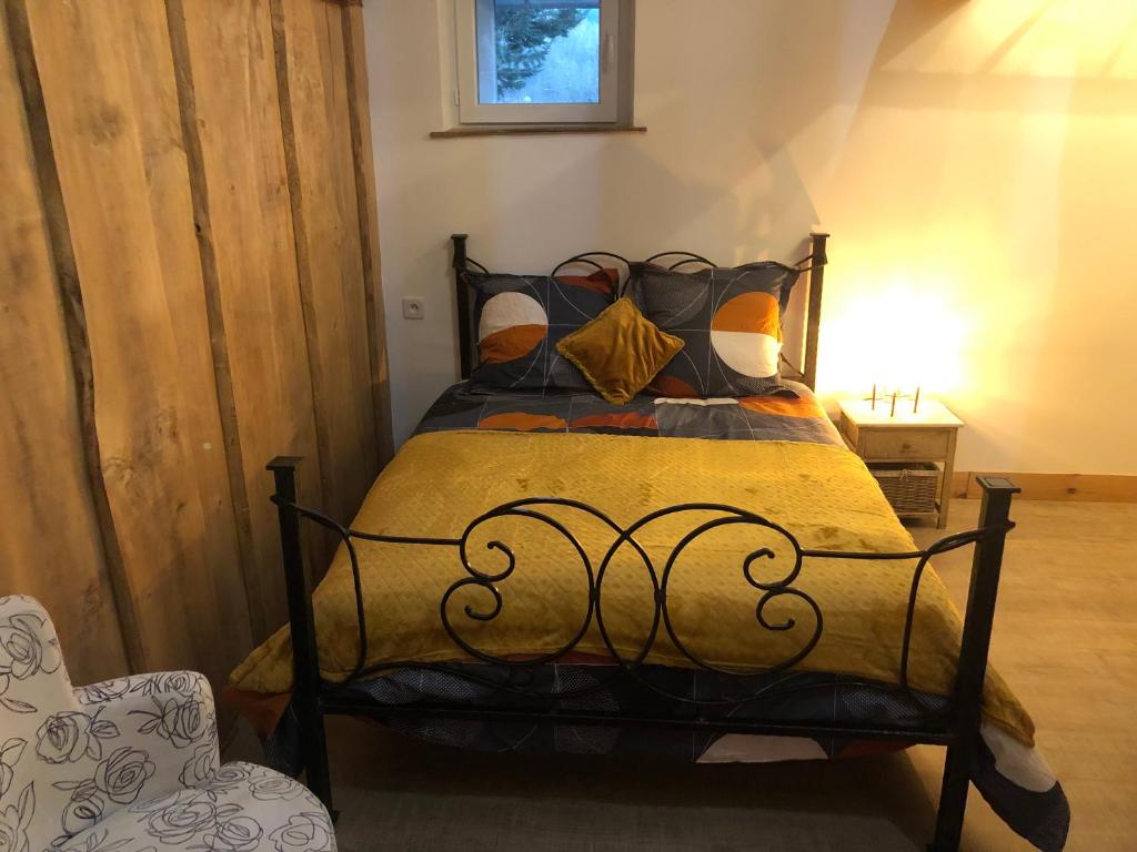 um quarto com uma cama num quarto em L'AUBERGE DES PYRENEES em La Barthe-de-Neste