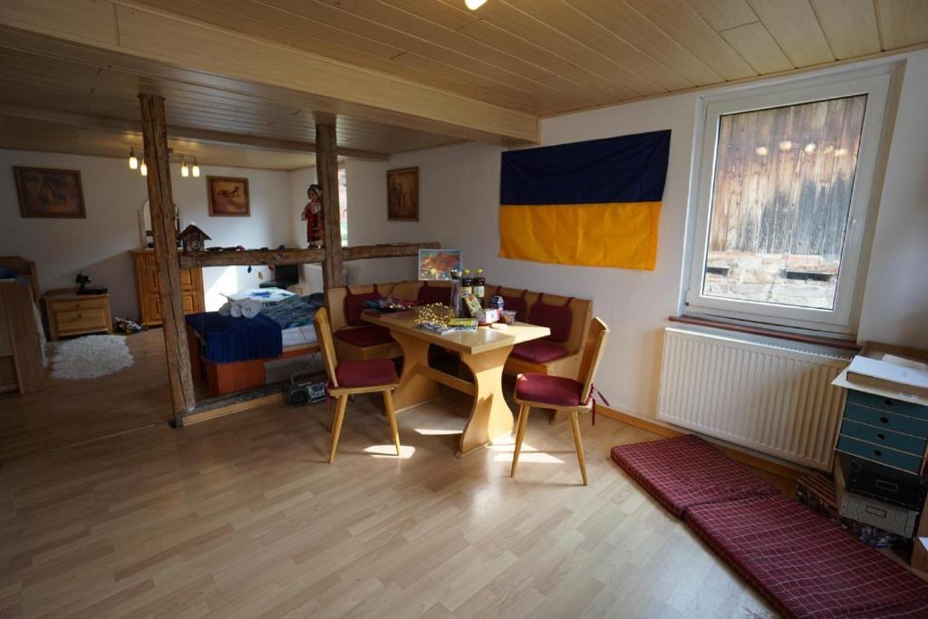 バート・ブリュッケナウにあるFerienwohnung Sonnenterrasseのテーブルと椅子、ベッドルーム1室が備わります。