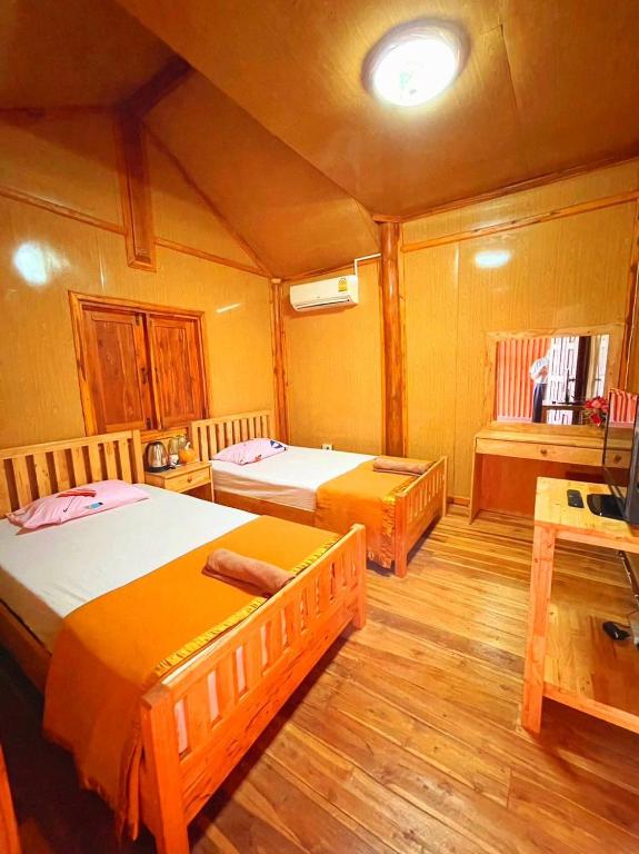 Postel nebo postele na pokoji v ubytování จันทวี รีสอร์ท