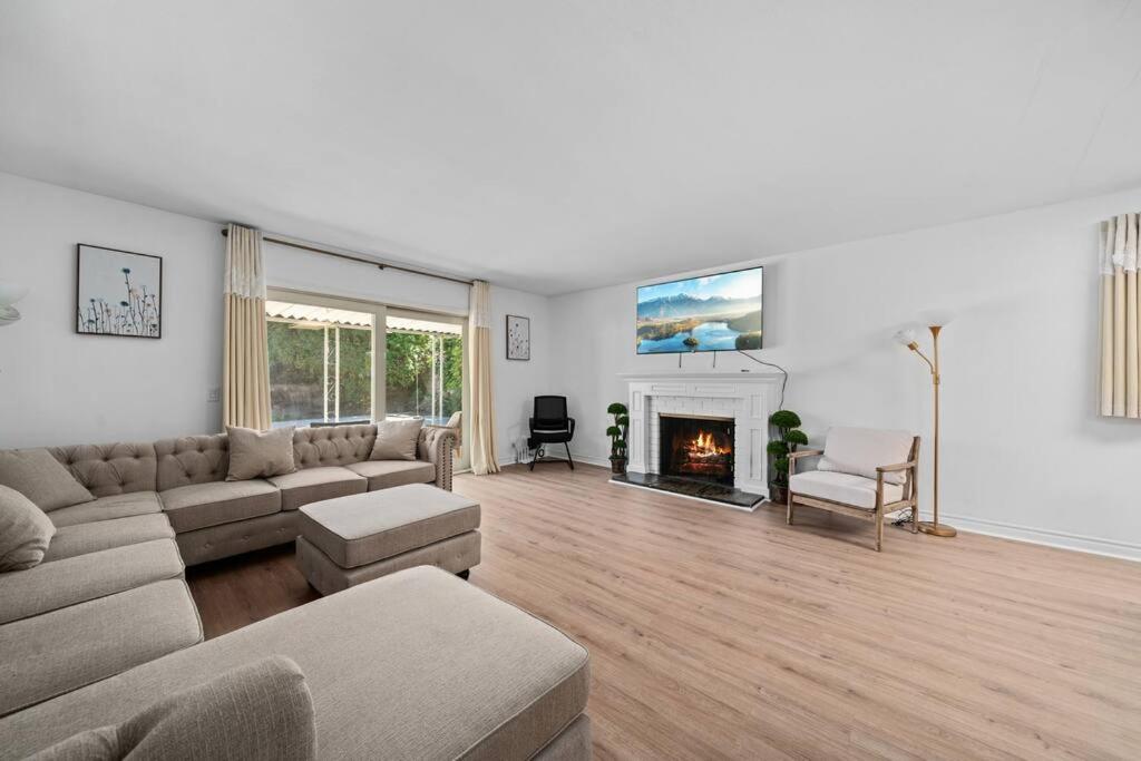 sala de estar con sofá y chimenea en upgraded 4bd house with huge backyard, en Rowland Heights