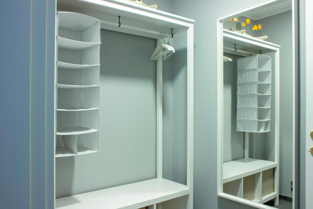 een kast met witte planken en een glazen deur bij Villa Onedo in Abbadia Lariana