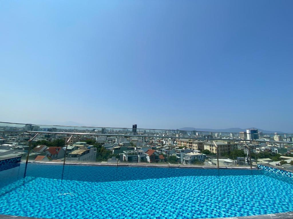 Bazén v ubytování Minh Quan Hotel - Da Nang Center By HOS nebo v jeho okolí