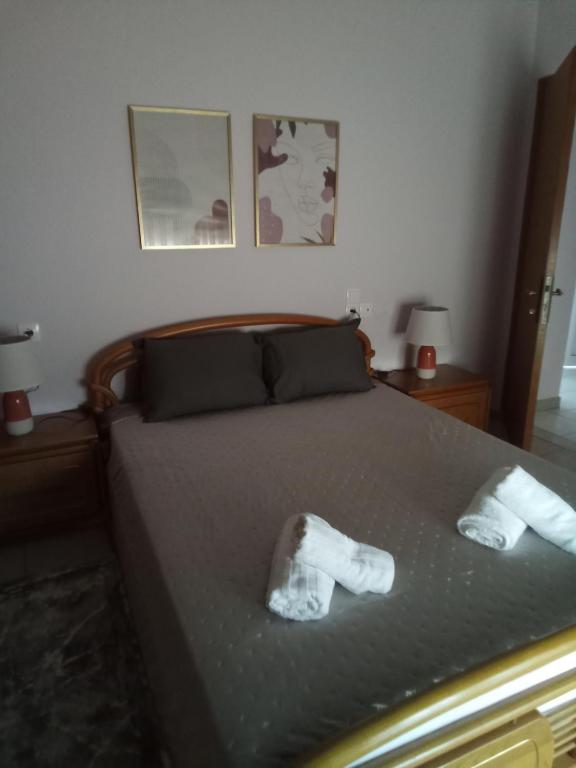 1 dormitorio con 1 cama con 2 toallas en EvropisHouse, en Kozani