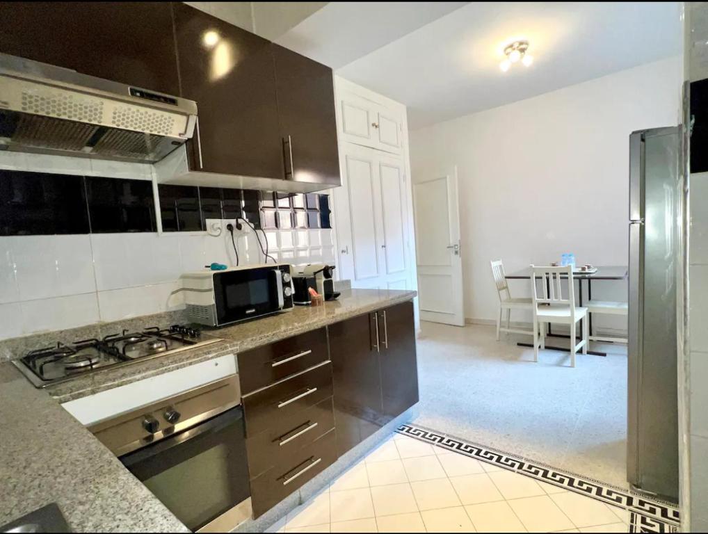 A kitchen or kitchenette at Appart Marrakech Majorelle Gueliz 2 chambres