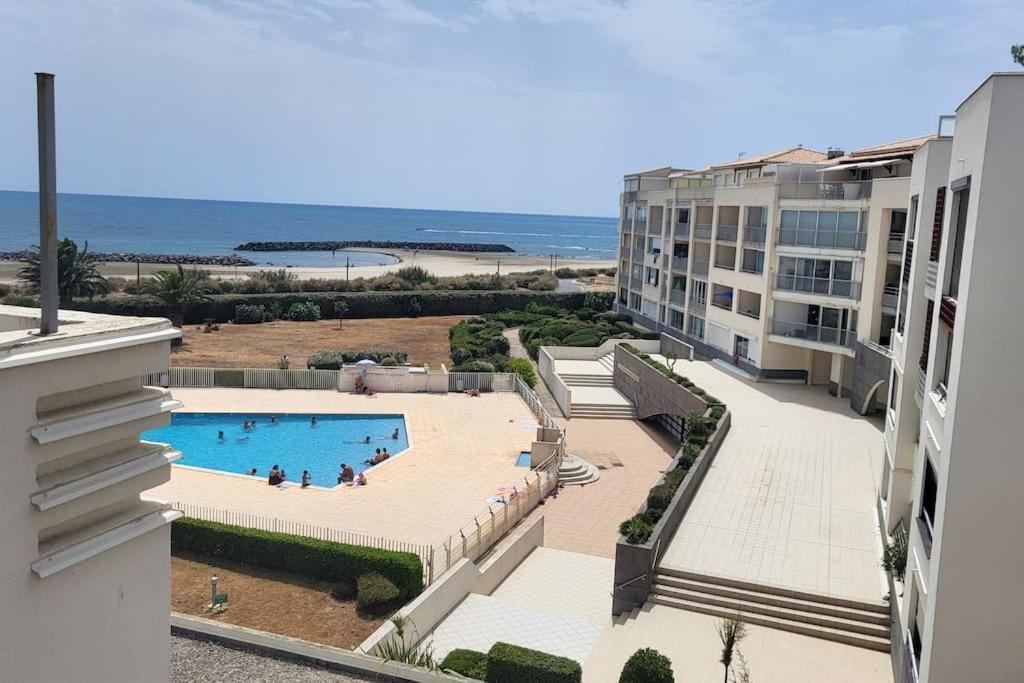 - une vue sur la piscine depuis un bâtiment dans l'établissement Le refuge côté mer, au Cap d'Agde