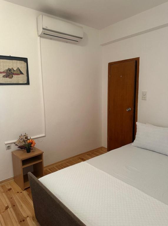 Postel nebo postele na pokoji v ubytování Themis Apart Hotel