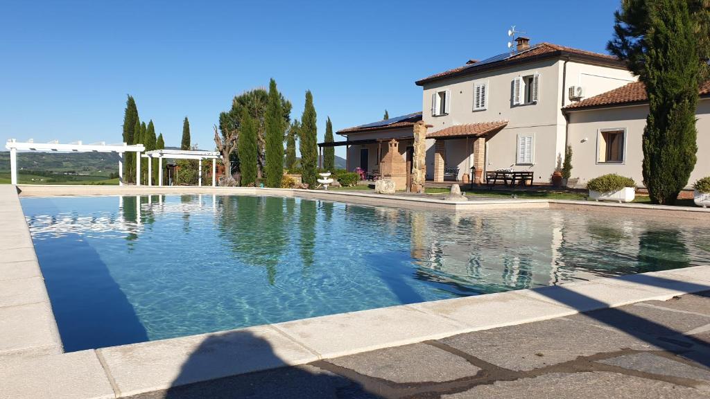 una piscina frente a una casa en Agriturismo L'impero, en Santa Luce