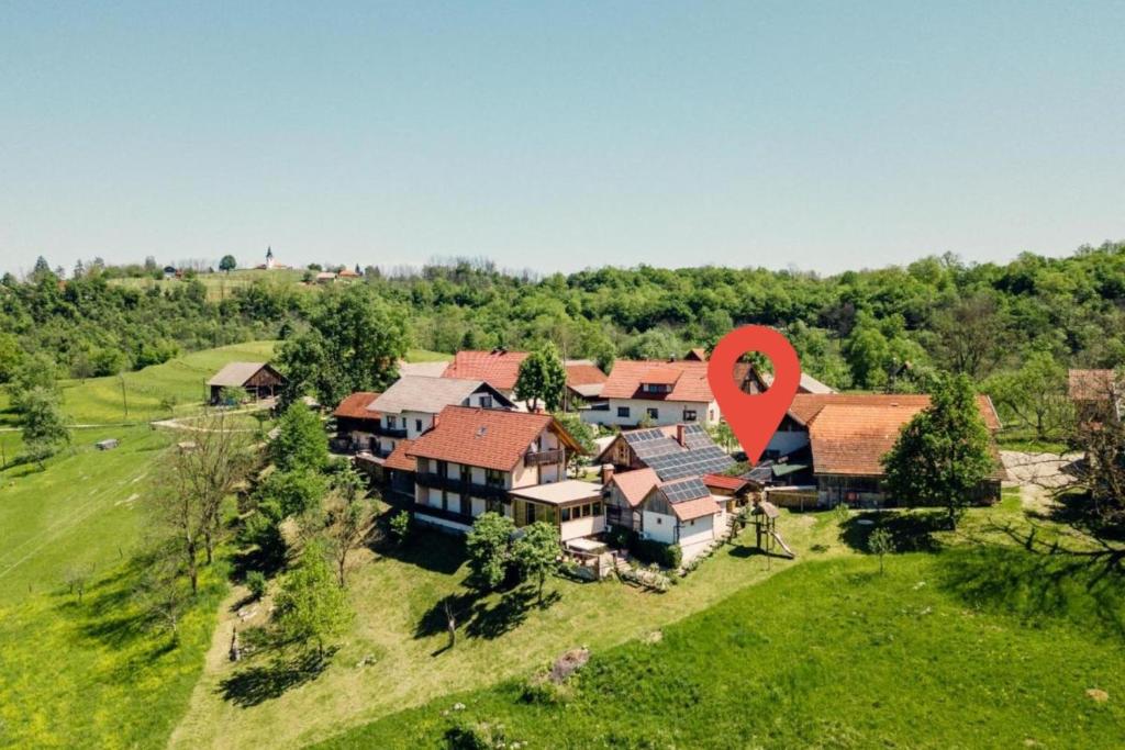 una vista aérea de una casa con un corazón en ella en Homestead Bahor With Whirlpool - Happy Rentals, en Črnomelj