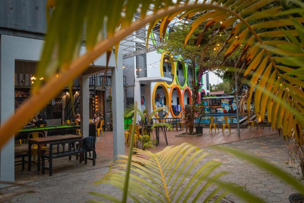 vistas a un parque infantil con mesas y sillas en White Rabbit Hostel en Siem Riep