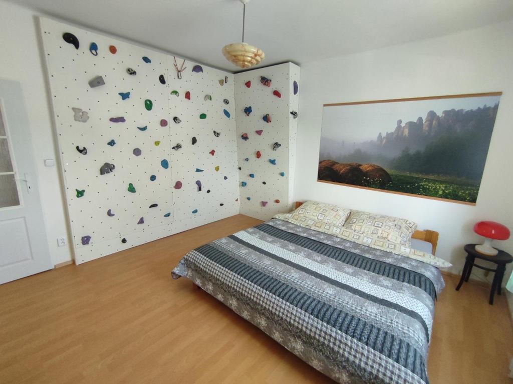 um quarto com uma parede de pedra e uma cama em Apartmán Donská em Liberec