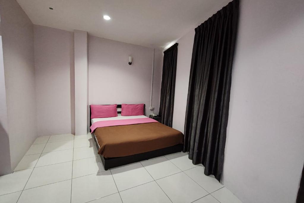 Postel nebo postele na pokoji v ubytování Hotel Kuang Hua Sitiawan Near To UniKL-MIMET