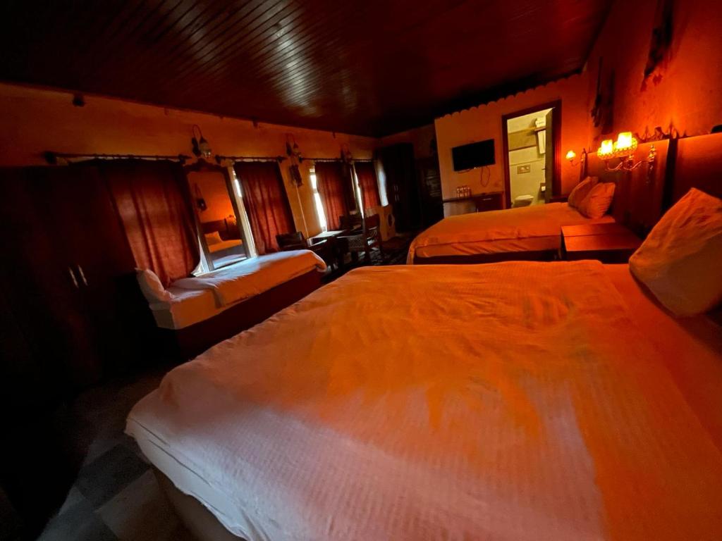 聖露法的住宿－lariva konakları，酒店客房,配有两张床和椅子