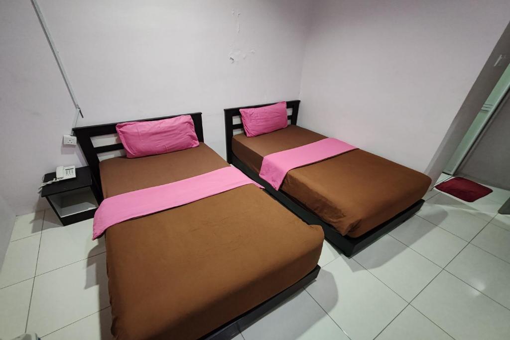 Postel nebo postele na pokoji v ubytování Hotel Kuang Hua Sitiawan Near To UniKL-MIMET