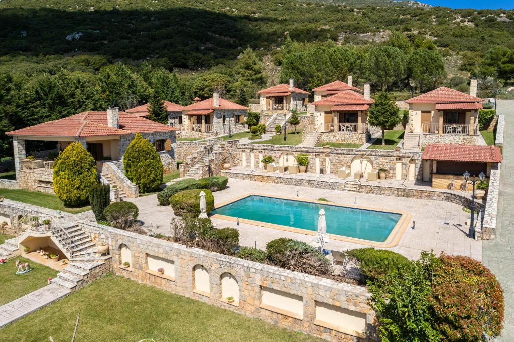 - une vue aérienne sur une maison avec une piscine dans l'établissement Pleiades All Season Gems - Korinthos Stone Retreats, à Kalianoi