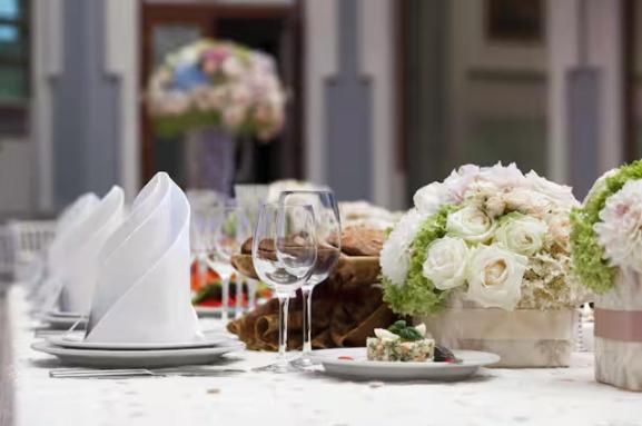 una mesa con copas de vino y flores. en Ramada by Wyndham Dalaman, en Dalaman