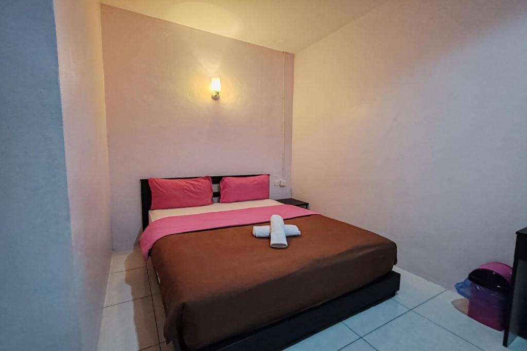 Postel nebo postele na pokoji v ubytování Hotel Kuang Hua Sitiawan Near To UniKL-MIMET