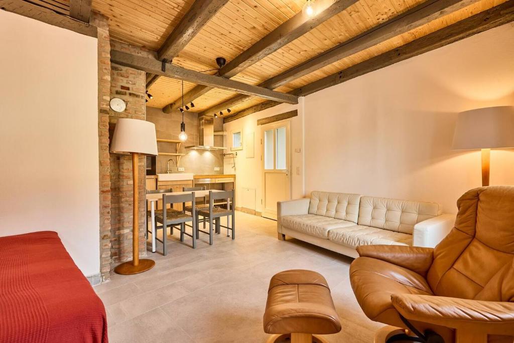 a living room with a couch and a dining room at Rote Wohnung - Ferienwohnung (Goldenes-Häusle) in Sulzbach an der Murr