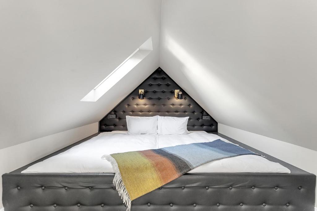 Postel nebo postele na pokoji v ubytování ODDSSON Downtown Hotel