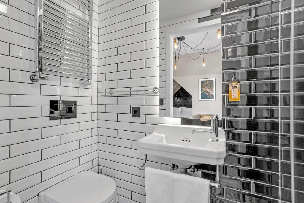 Koupelna v ubytování ODDSSON Downtown Hotel