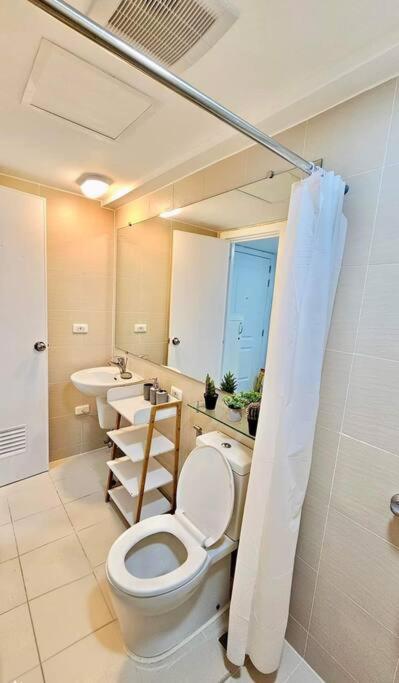 ein Bad mit einem WC und einem Waschbecken in der Unterkunft Deluxe Dream - Azure North in Maimpis