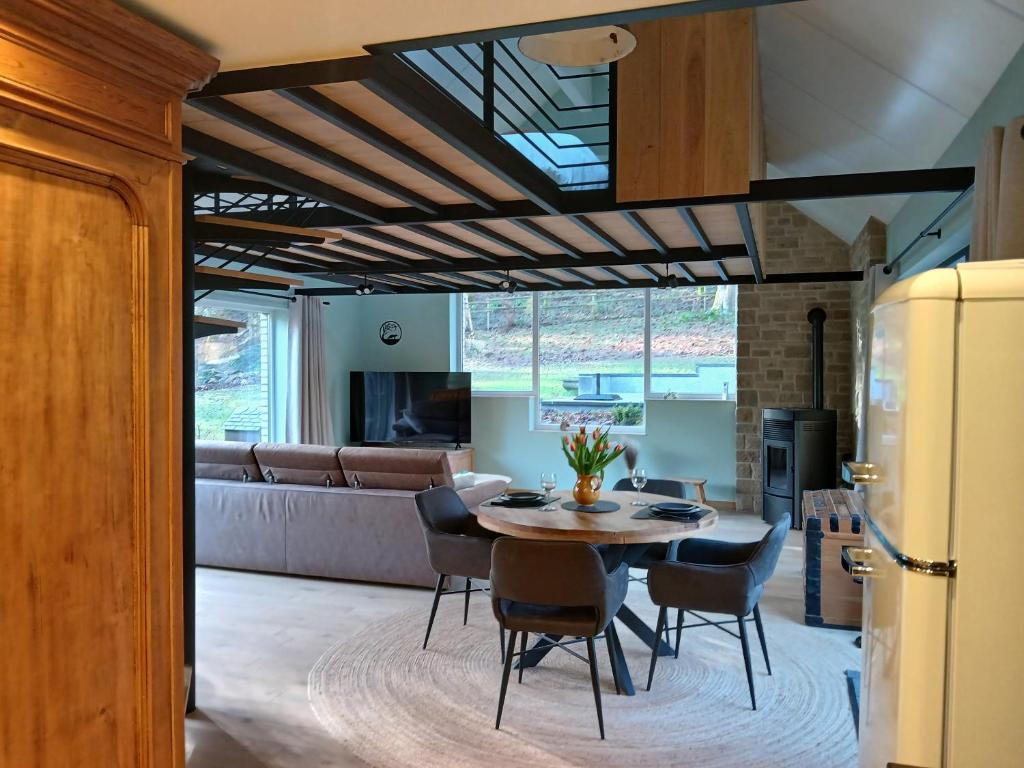 Il comprend une cuisine et un salon avec une table et des chaises. dans l'établissement Le Loft du Renard, Gîte rural, à Namur