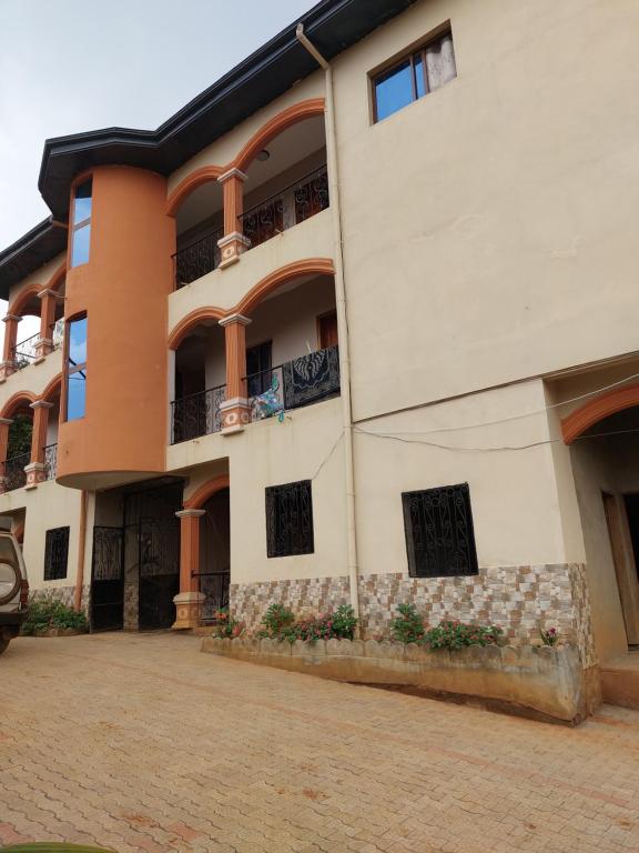 un edificio con balcones en un lateral en Résidence beau-lieu, en Yaoundé