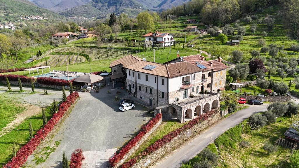 - une vue aérienne sur une grande maison dans une vallée dans l'établissement Locanda Fermento, à Mochignano