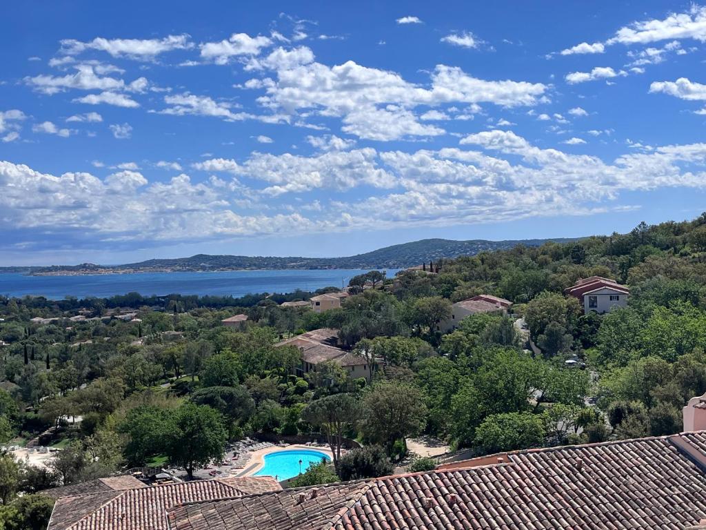 uma vista para o lago a partir da casa em Charmant appartement Village Restanques de Saint Tropez em Grimaud