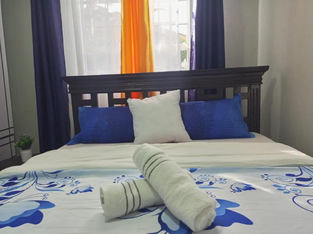 ein Bett mit einem Handtuch darüber in der Unterkunft Emerald Gardens Airbnb in Kitale