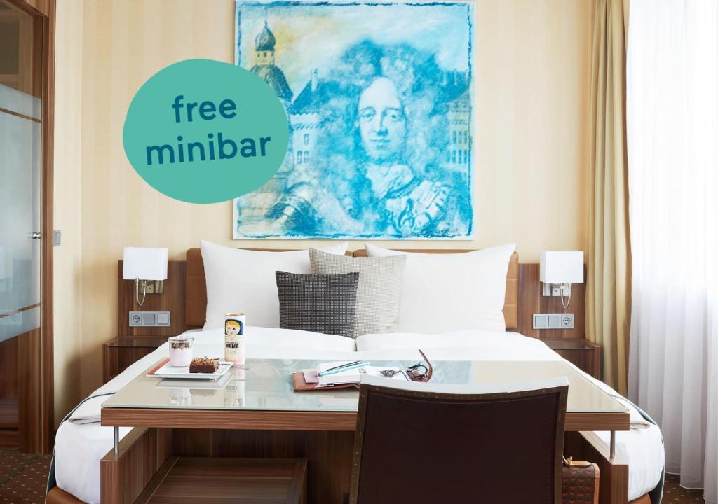 デュッセルドルフにあるLiving Hotel Düsseldorfの無料のミンドライダーポスター付きの客室のベッド1台分です。