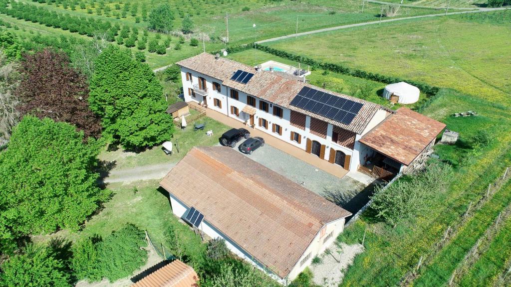 Casale Gioia في San Marzano Oliveto: اطلالة جوية على منزل بسقف شمسي