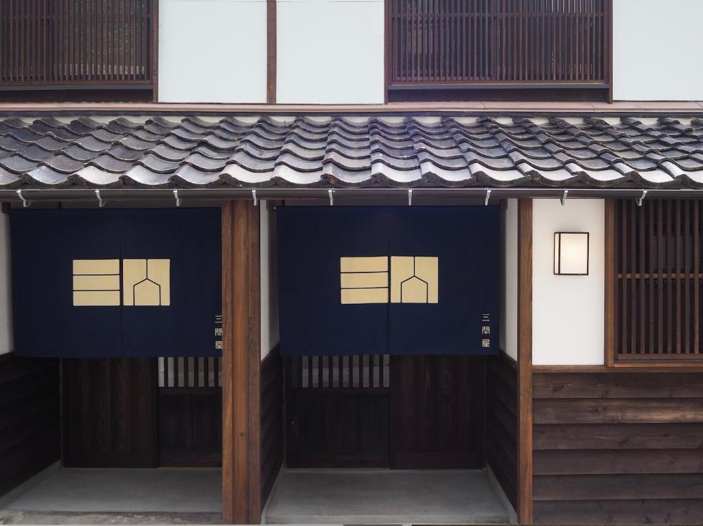 un par de puertas a un edificio con techo en 三間屋 mitsumaya, en Kanazawa