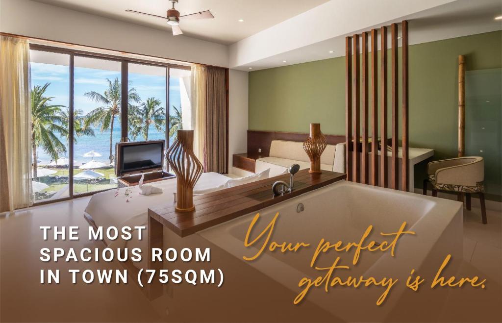 um quarto com uma banheira e vista para o oceano em The Shells Resort & Spa Phu Quoc em Phu Quoc