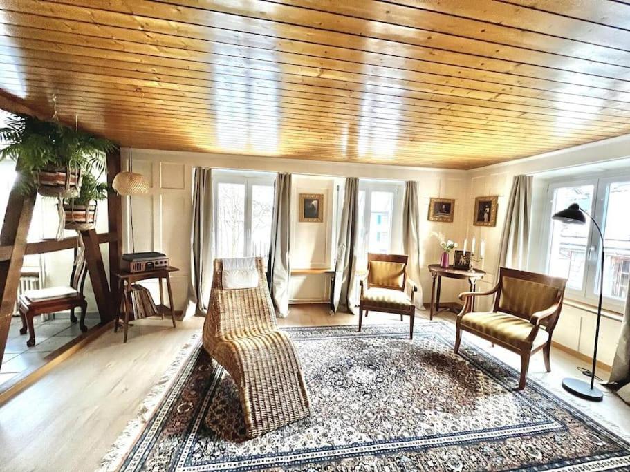 - un salon avec un canapé et des chaises dans l'établissement Apartment Glärnisch, à Ennenda