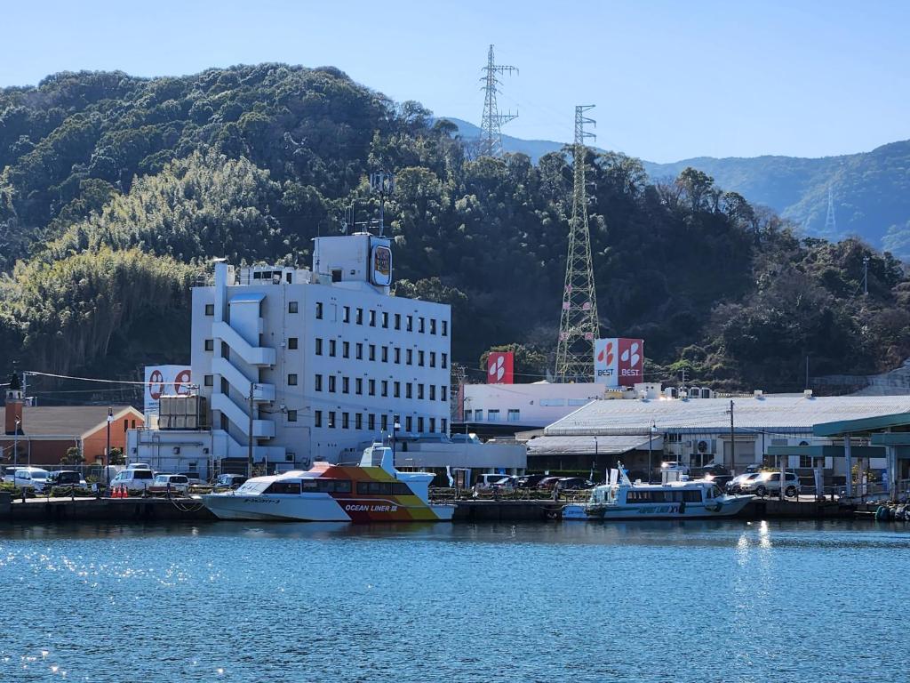 a group of boats docked in the water near a building at 時津ヤスダオーシャンホテル in Togitsu