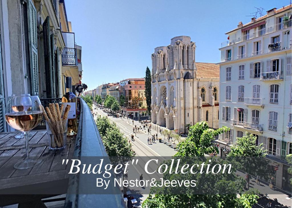 - un balcon avec un verre de vin offrant une vue sur la ville dans l'établissement Nestor&Jeeves - DOLCE VITA MASTER - Jean Medecin, à Nice