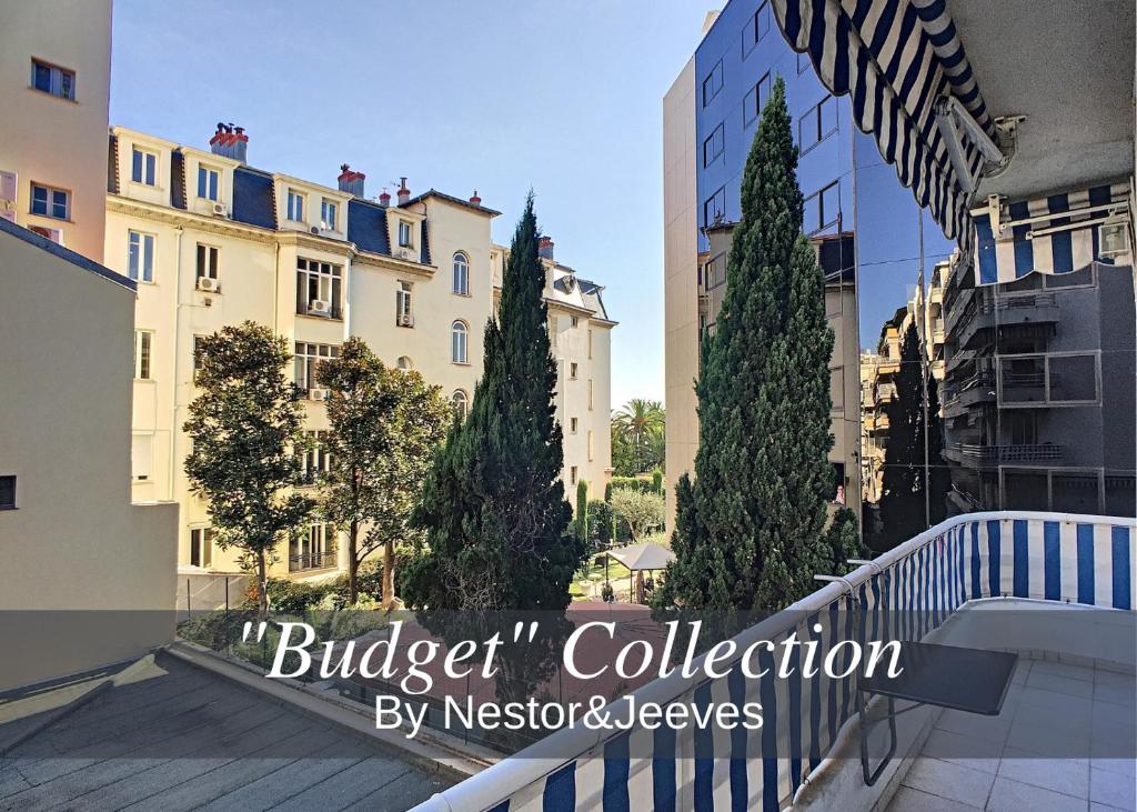 un panneau pour un bâtiment avec des arbres et des bâtiments dans l'établissement Nestor&Jeeves - L'OLYMPIC - Central - Very close sea, à Nice