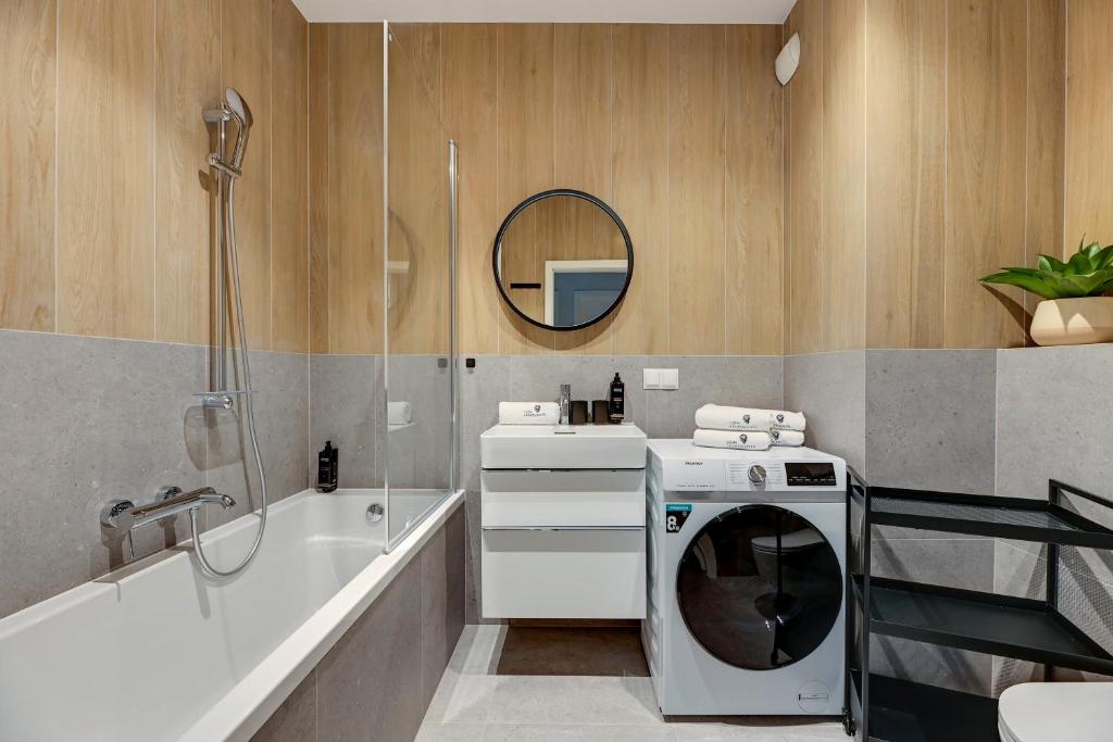 Gdańsk Old Town Scala E suites with Parking by Lion Apartments - 17