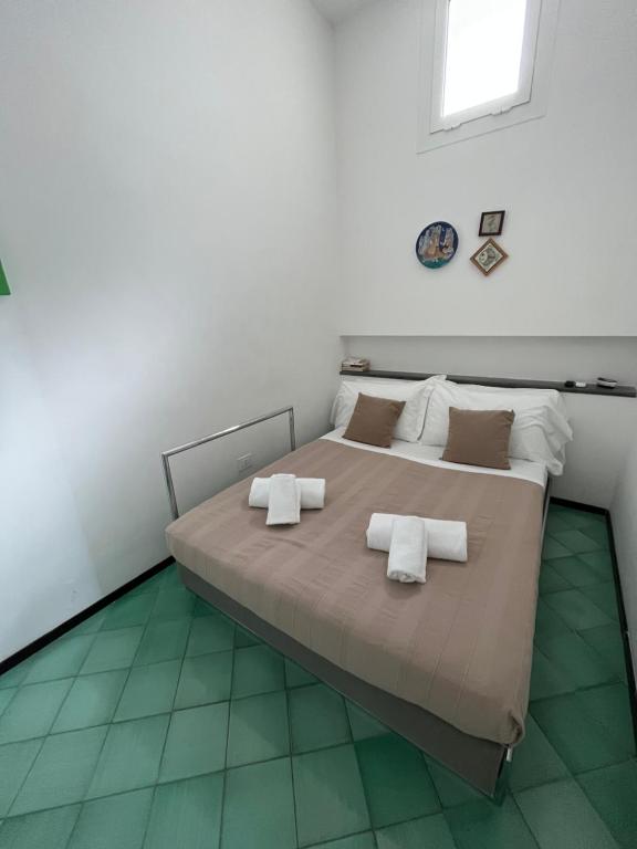 波西塔諾的住宿－Casa Positano，一间卧室配有一张大床和毛巾