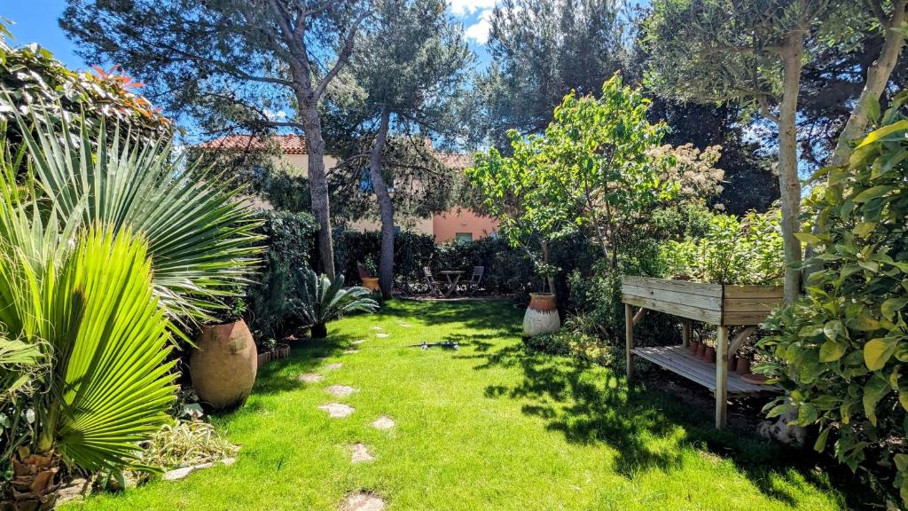 Κήπος έξω από το 2 Pièces 45m2, Calme, Confort, Mer à 200m, Jardin, Terrasse, Piscine