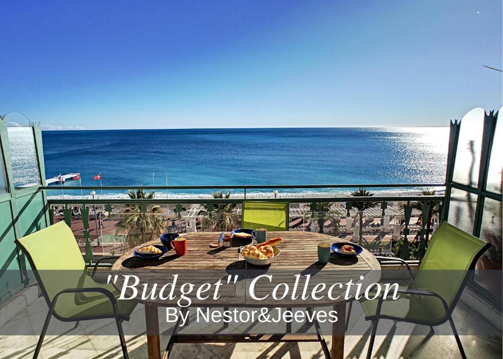 une table et des chaises sur un balcon avec l'océan dans l'établissement Nestor&Jeeves - PALAIS DE FRANCE - Central - Sea front, à Nice