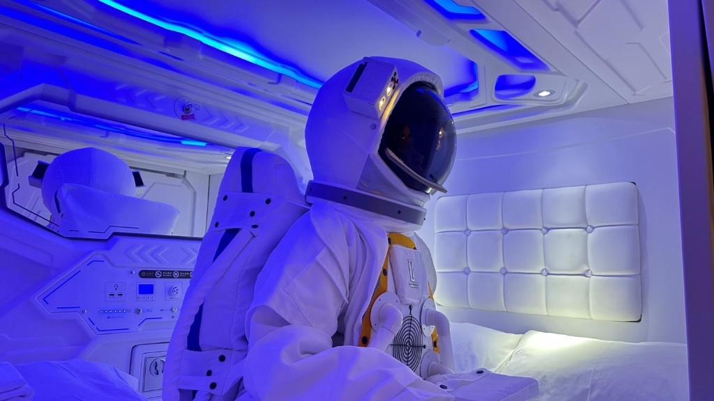 an astronaut in a room with a bed at Mu Pinju Hotel in Taichung