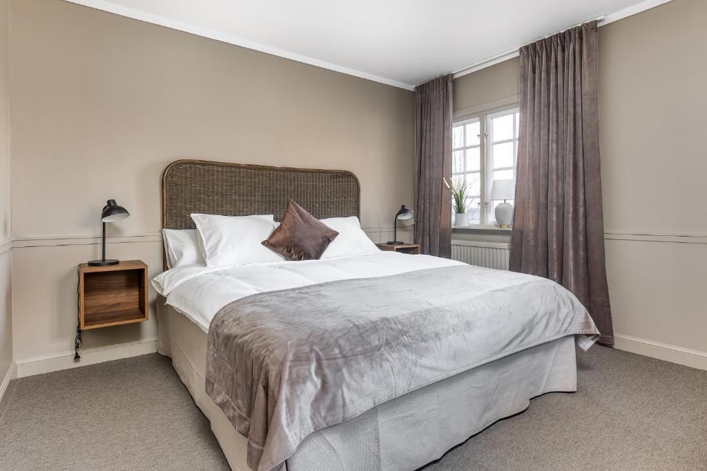 Un dormitorio con una cama grande y una ventana en Brunnsvik Hotell & Konferens en Ludvika