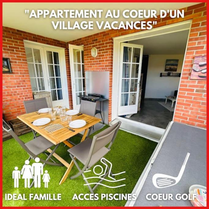 un patio avec une table et des chaises devant un bâtiment dans l'établissement 