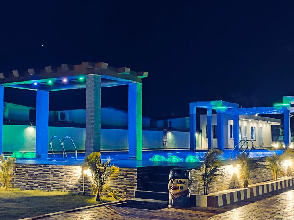 Bazén v ubytování The Triton Beach Resort nebo v jeho okolí