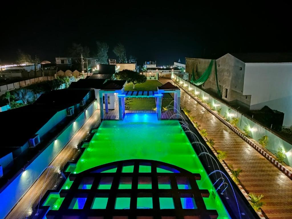 Bazén v ubytování The Triton Beach Resort nebo v jeho okolí