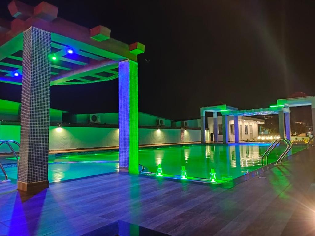 Bazén v ubytování The Triton Beach Resort nebo v jeho okolí
