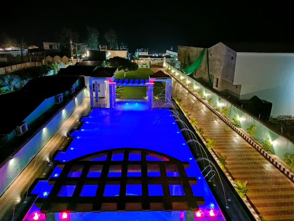 Bazén v ubytování The Triton Beach Resort nebo v jeho okolí