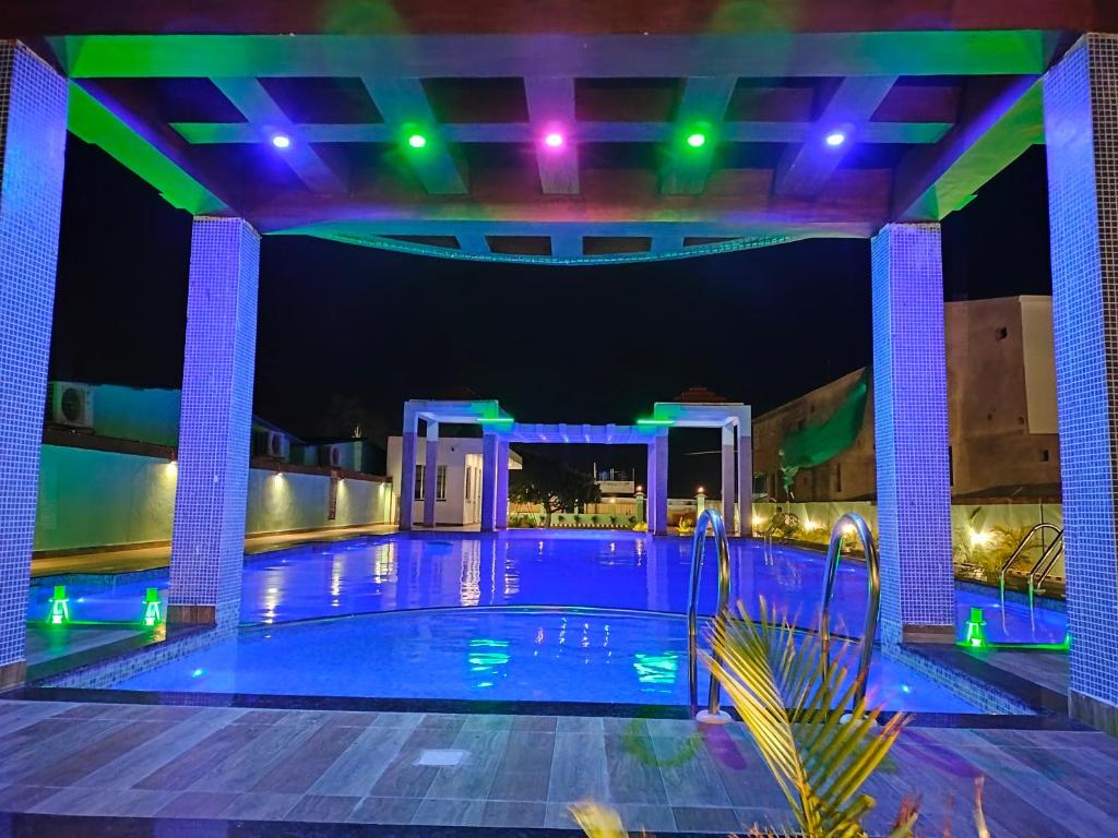 Bazén v ubytování The Triton Beach Resort nebo v jeho okolí